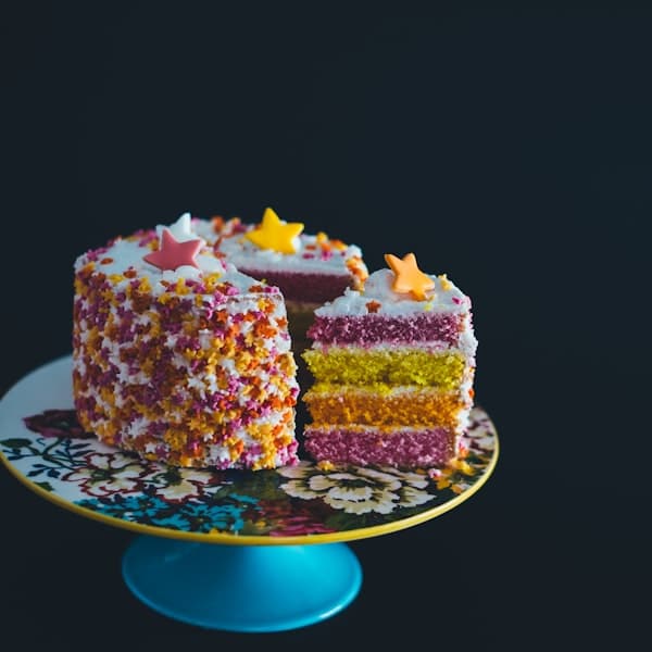 Bánh kem vanilla trang trí hoa tươi tại Sweet Delight Bakery