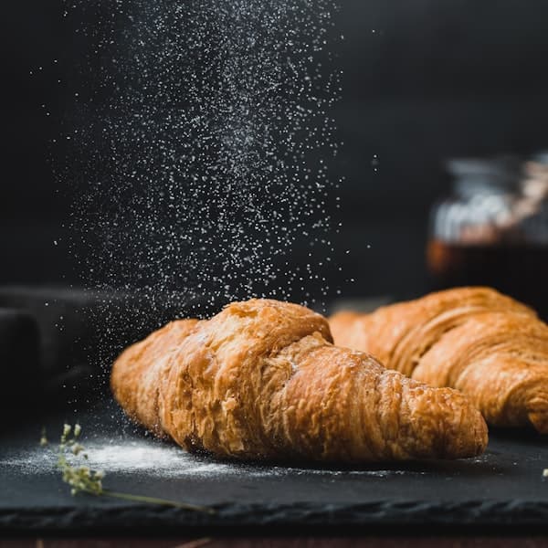 Bánh sừng bơ croissant giòn tan tại Sweet Delight Bakery