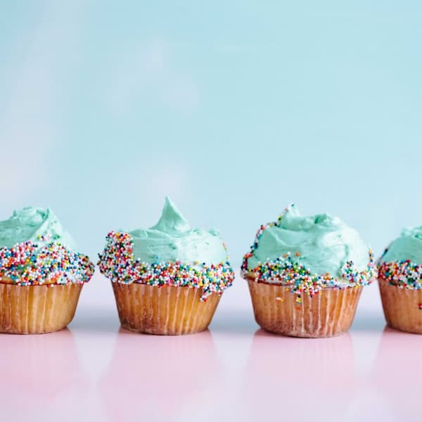 Cupcake socola phủ kem phô mai tại Sweet Delight Bakery